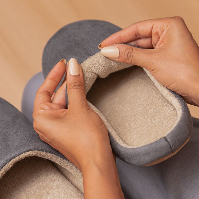 CLOUDIES SLIPPERS – THICK SOLE, SOFT LINING, NON-SLIP WARM COMFORT FOR ALL-DAY RELIEF