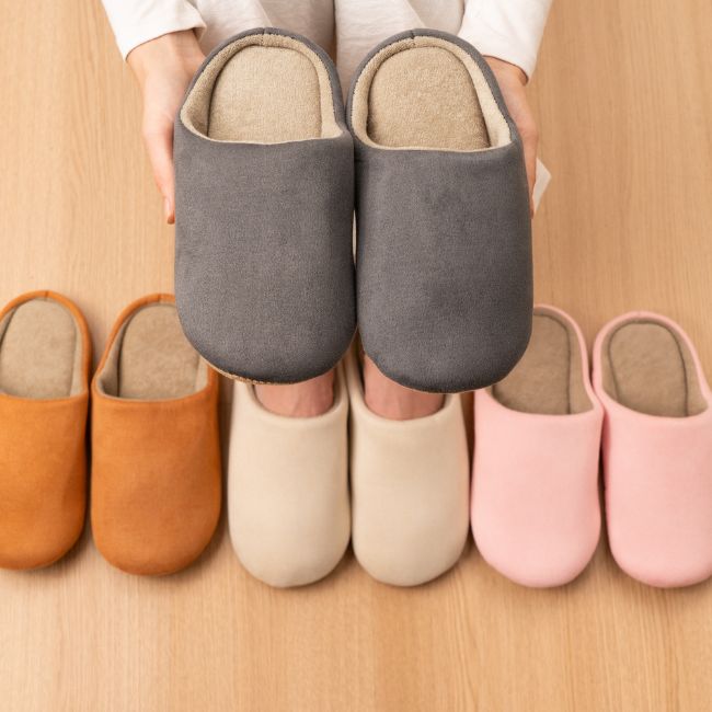 CLOUDIES SLIPPERS – THICK SOLE, SOFT LINING, NON-SLIP WARM COMFORT FOR ALL-DAY RELIEF