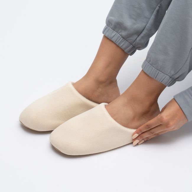 CLOUDIES SLIPPERS – THICK SOLE, SOFT LINING, NON-SLIP WARM COMFORT FOR ALL-DAY RELIEF