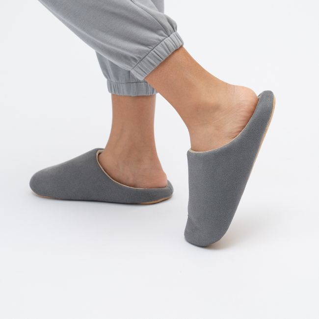 CLOUDIES SLIPPERS – THICK SOLE, SOFT LINING, NON-SLIP WARM COMFORT FOR ALL-DAY RELIEF