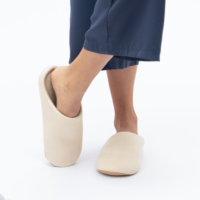 CLOUDIES SLIPPERS – THICK SOLE, SOFT LINING, NON-SLIP WARM COMFORT FOR ALL-DAY RELIEF