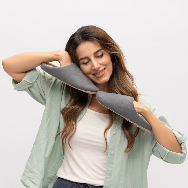 CLOUDIES SLIPPERS – THICK SOLE, SOFT LINING, NON-SLIP WARM COMFORT FOR ALL-DAY RELIEF