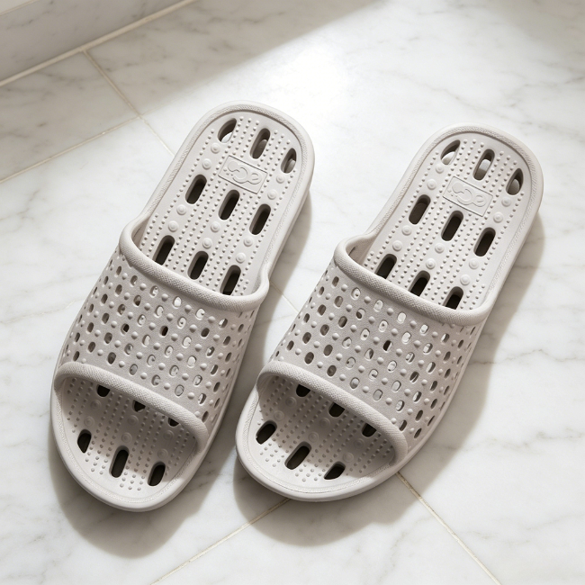 THE CLOUDIES | UNISEX QUICK-DRAINING BATHROOM SLIPPERS - SOFT EVA MASSAGE SLIDES