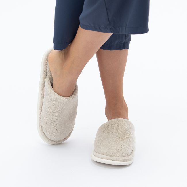 PLUSH INDOOR SLIPPERS WITH SOFT FLEECE LINING - THICK CUSHION, ANTI-SLIP SOLE