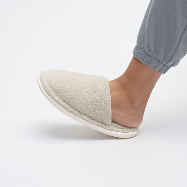 PLUSH INDOOR SLIPPERS WITH SOFT FLEECE LINING - THICK CUSHION, ANTI-SLIP SOLE