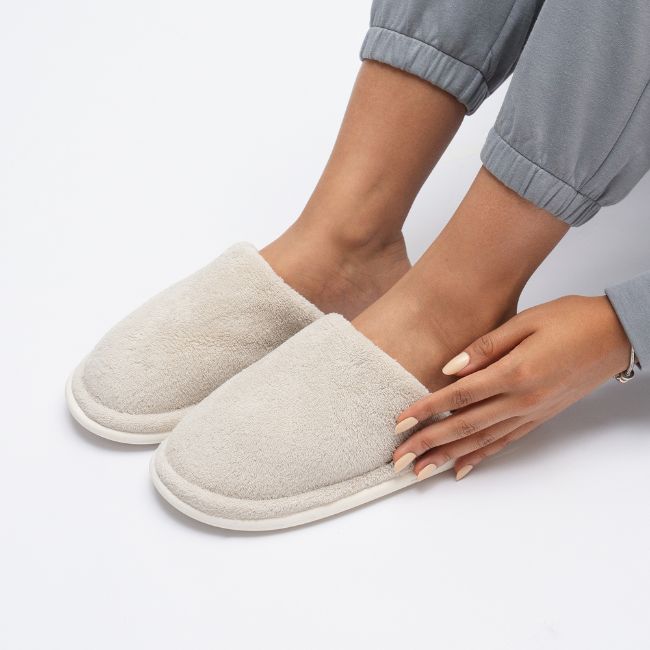 PLUSH INDOOR SLIPPERS WITH SOFT FLEECE LINING - THICK CUSHION, ANTI-SLIP SOLE