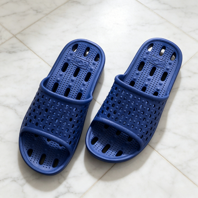 THE CLOUDIES | UNISEX QUICK-DRAINING BATHROOM SLIPPERS - SOFT EVA MASSAGE SLIDES