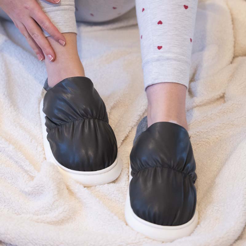 PLUSH CLOUD SLIPPERS – THICK CUSHION, NON-SLIP OUTSOLE & ALL-DAY PAIN RELIEF